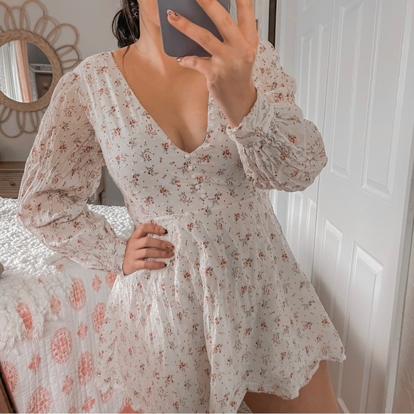 Lulus Dresses & Skirts - Lulus Long Sleeve Floral Fit and Flare Cottage White Low Cut Button Dress Sz L